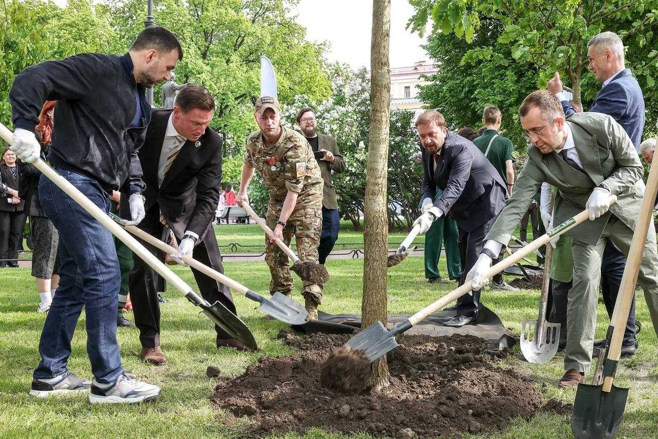 В Санкт-Петербурге высадили аллею в честь Года единства народов России.