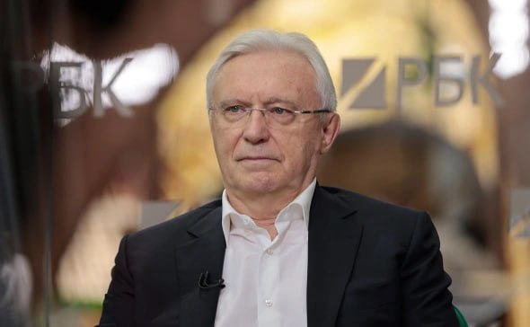 ◻️◻️◻️ Глава КАМАЗа Сергей Когогин вновь приехал на ПМЭФ за рулем грузовика — в этот раз традиционному беспилотнику о...