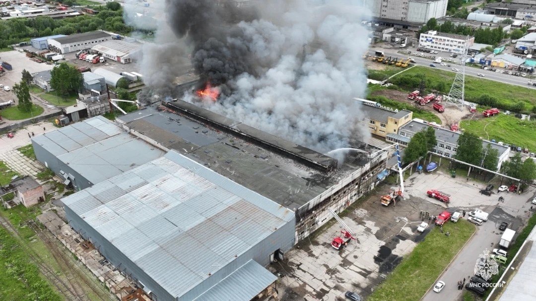 Пожар площадью в 7,5 тысячи "квадратов" охватил здание со складом бытовой химии в Архангельске.