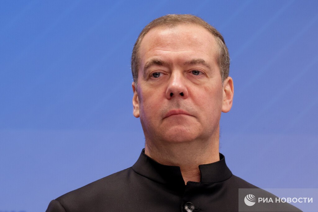 Западные элиты финансируют Киев не из любви к украинцам, а из-за глубинной ненависти к России, заявил Медведев.